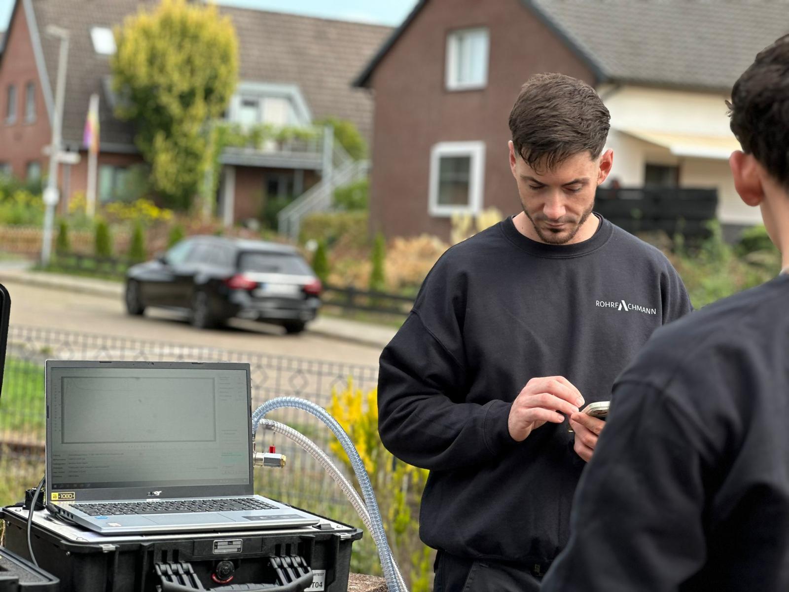 Technische Arbeiten von Rohrfachmann an einer Entwässerungsleitung