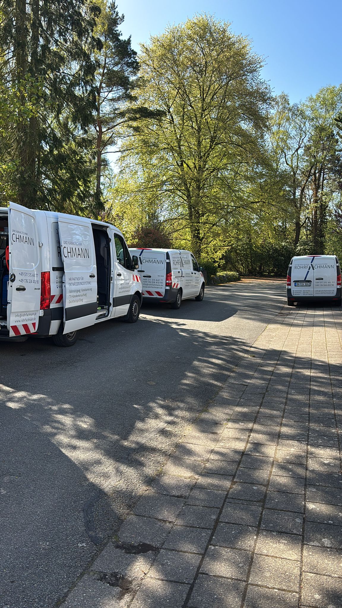 Fahrzeuge von Rohrfachmann bei einem Einsatz in der Rohr- und Kanaltechnik