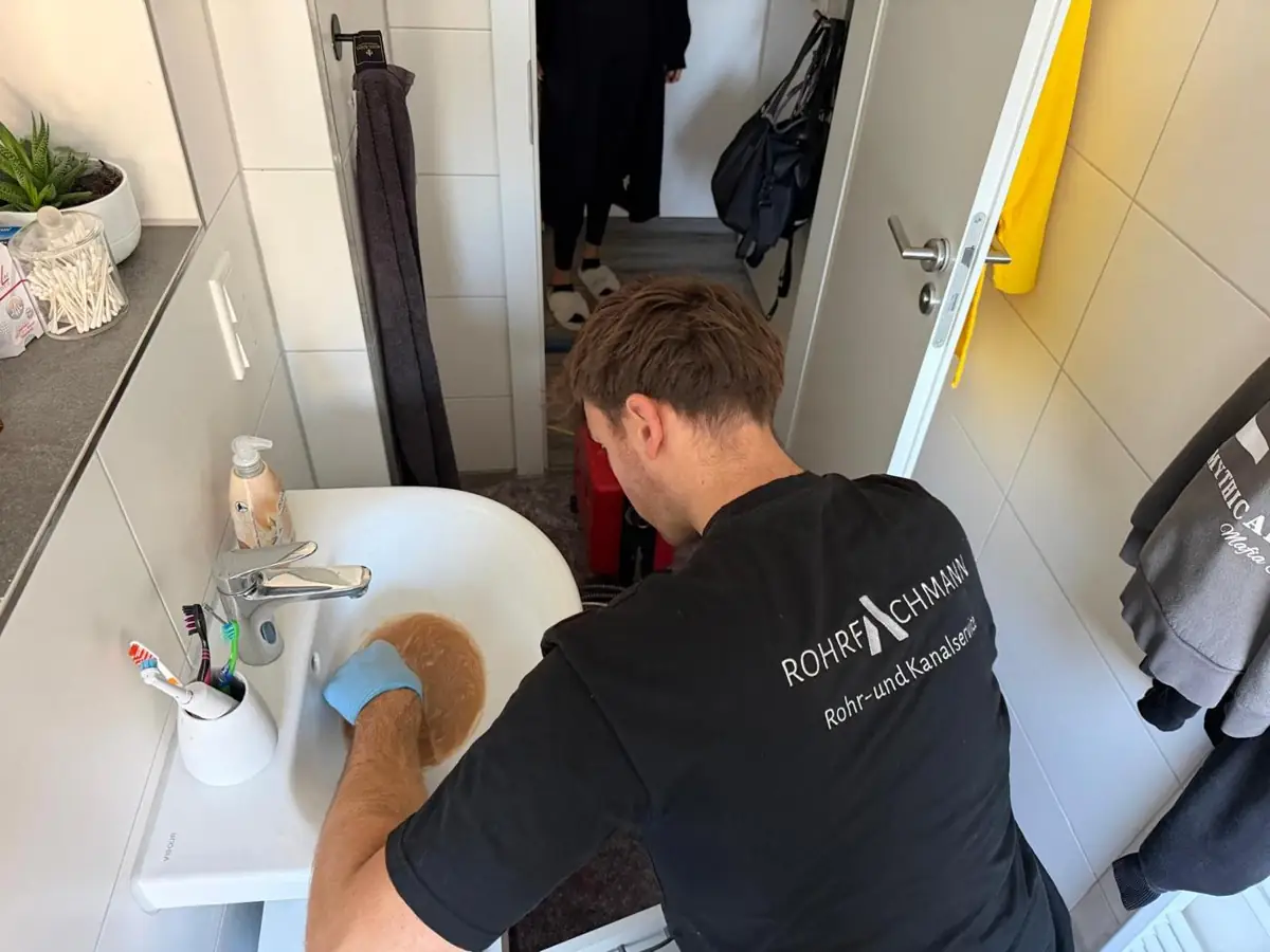 Abflussreinigung im Badezimmer durch den Rohrfachmann