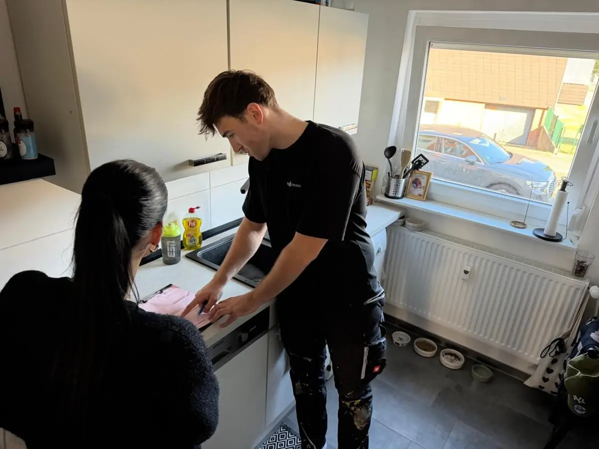 Auftrag und ausgeführte Arbeiten werden mit dem Kunden besprochen