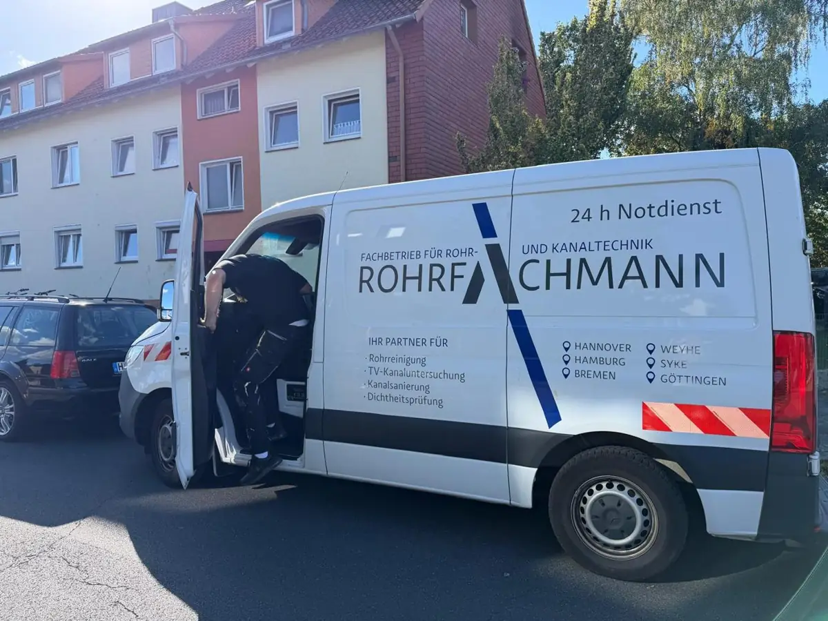 Servicewagen von Rohrfachmann – 24-h-Notdienst für Rohr- und Kanaltechnik