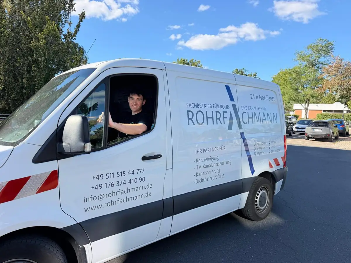 Rohrfachmann-Transporter mit Telefonnummer und Leistungen