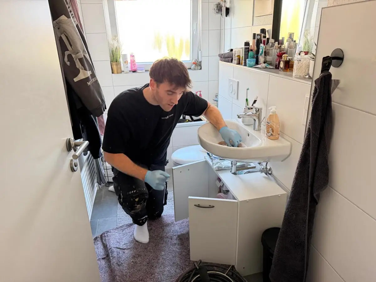 Rohrfachmann beseitigt eine Verstopfung am Waschbecken