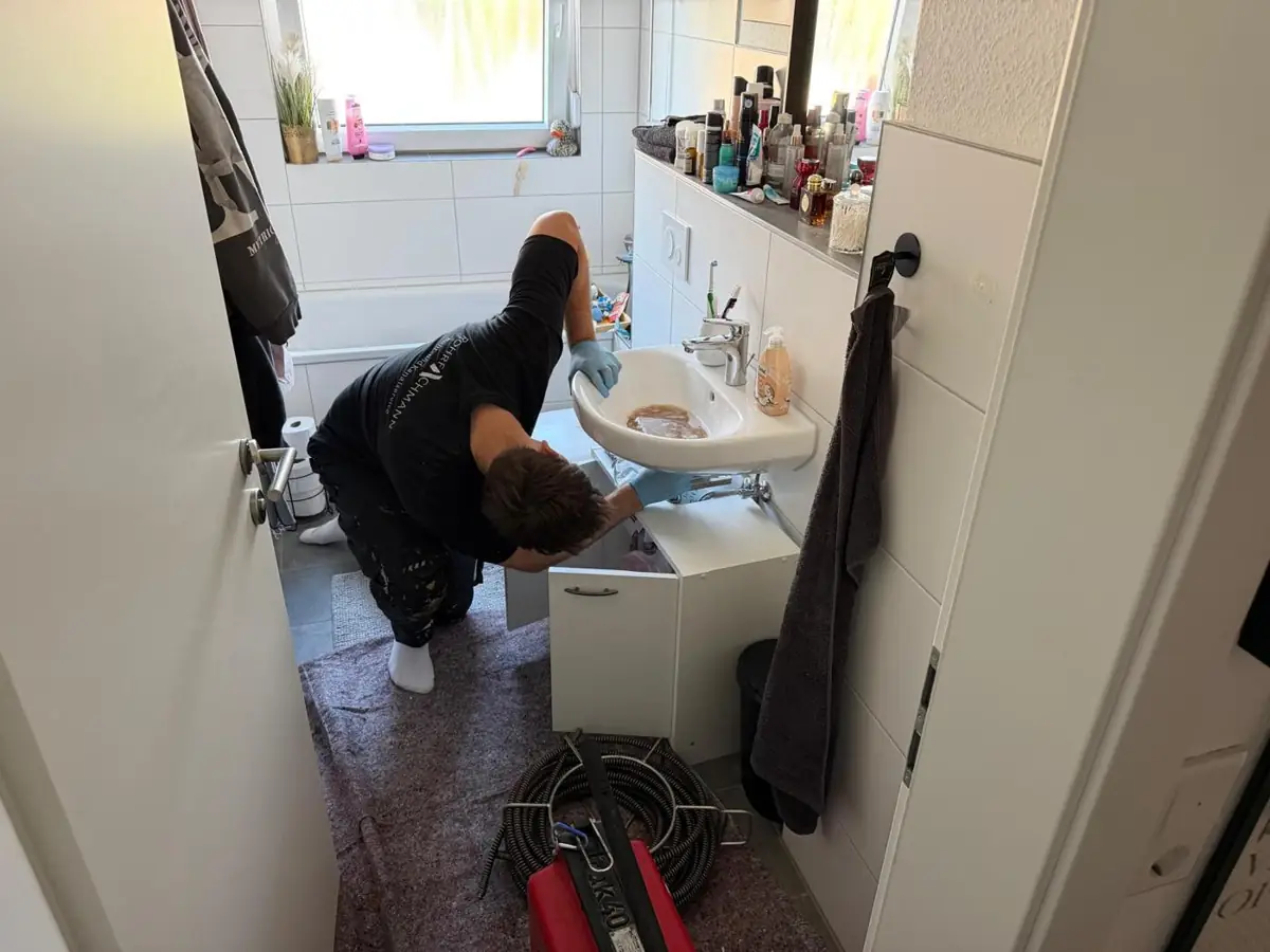 Siphon unter dem Waschbecken wird geprüft und gereinigt